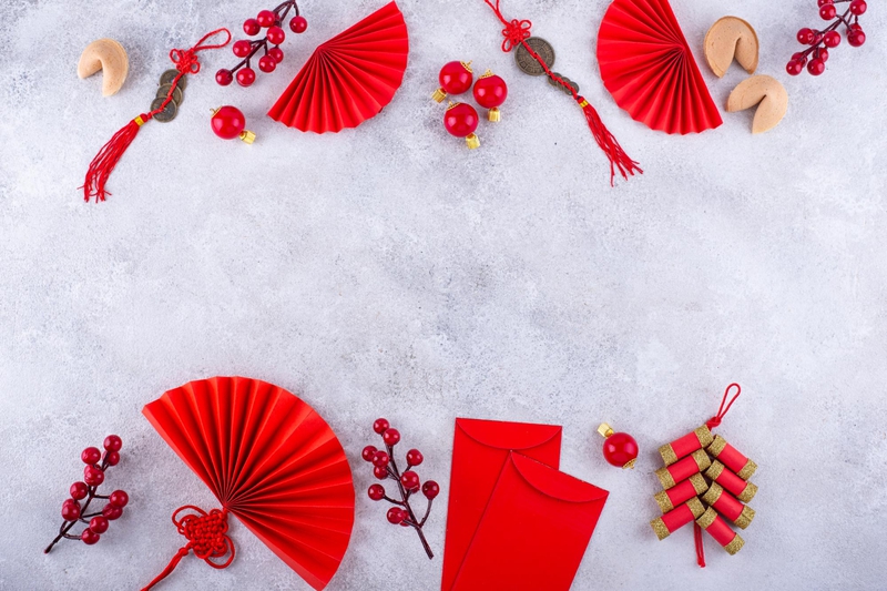 Bao lì xì, pháo dây, đũa, bánh may mắn, quạt giấy, nút thắt đồng tâm, màu đỏ, tối giản, nền đen, tết nguyên đán, red envelope, firecrackers, chopsticks, fortune cookie, paper fan, chinese knot - yuliyafurman 3