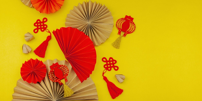 Quạt giấy và nút thắt cát tường, tết, trang trí, truyền thống, màu đỏ, màu vàng, lễ hội, thủ công, may mắn, văn hóa á đông, paper fans and chinese knots, lunar new year, decoration, festival - user17804885
