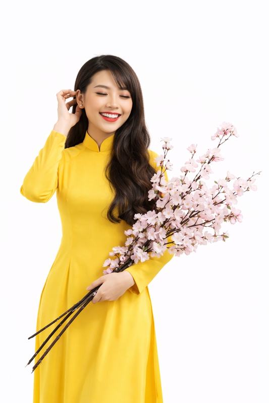 Cô gái, nhìn xuống mỉm cười, phụ nữ, áo dài vàng, cầm nhành đào, hoa đào hồng, tết nguyên đán, truyền thống việt nam, dịu dàng, trang phục dân tộc, girl, looking down smiling, woman, yellow ao dai 6