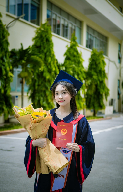 Tốt nghiệp, sinh viên - 𝗗 𝗨 𝗬 𝗛 𝗢 𝗔 𝗡 𝗚
