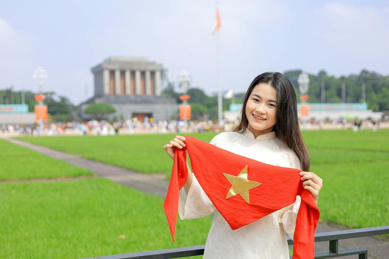 Áo dài, lá cờ Việt Nam - Hồng Quang Official 2
