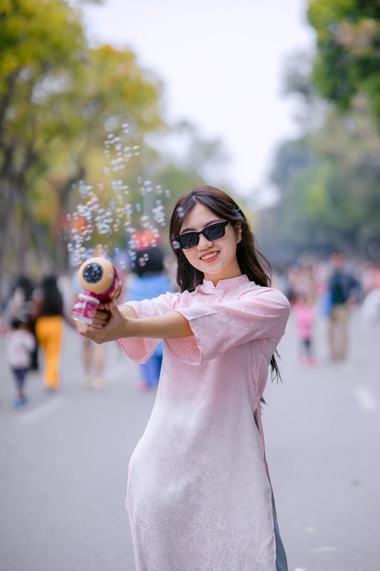 Cn gái, áo dài, Tết - Toàn Văn 8