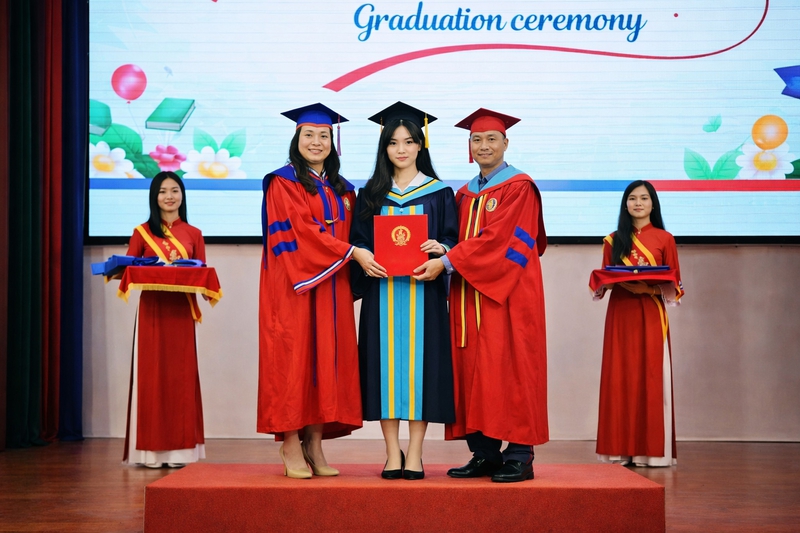 Cô gái, nhận bằng tốt nghiệp 1