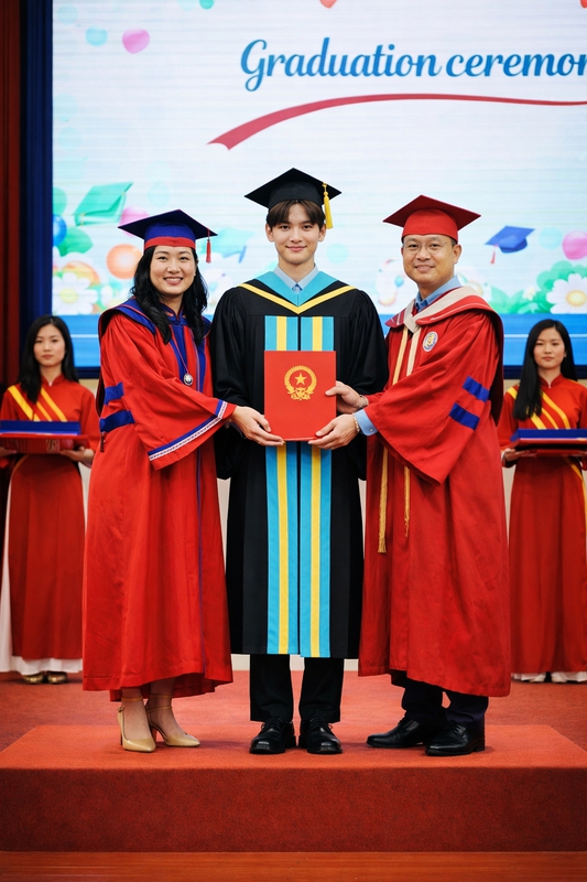 Chàng trai, nhận bằng tốt nghiệp