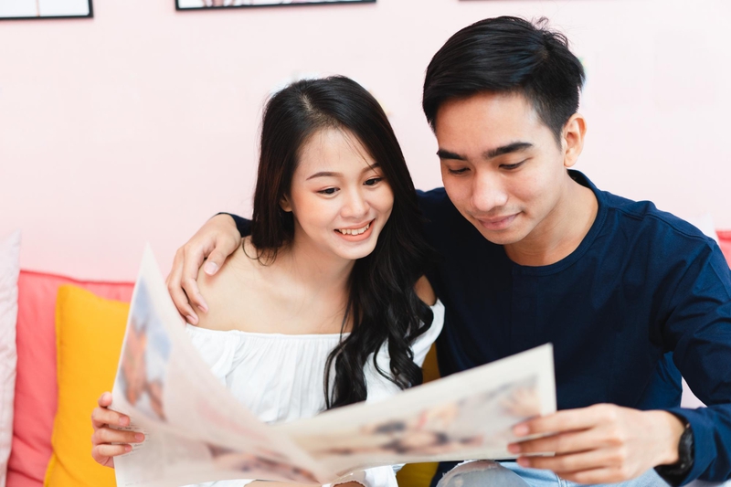 Chàng trai, cô gái, đọc báo 6