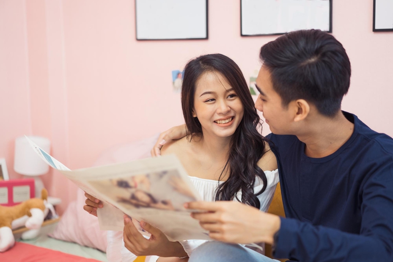 Chàng trai, cô gái, đọc báo 7