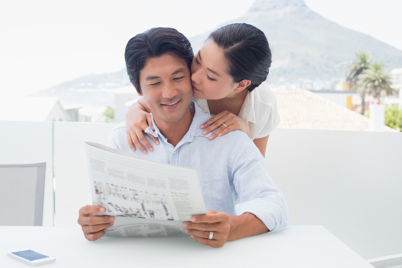 Chàng trai, cô gái, đọc báo 11