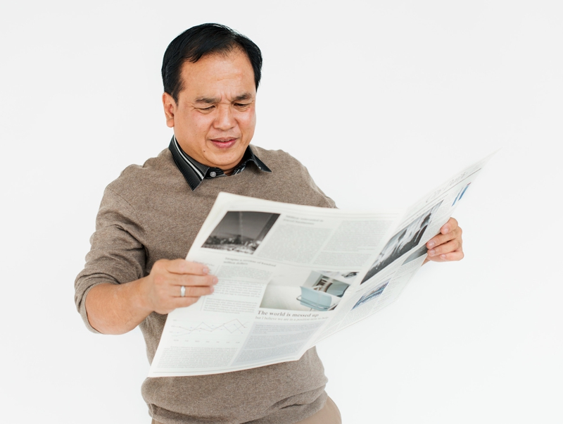 Chàng trai, đọc báo 8