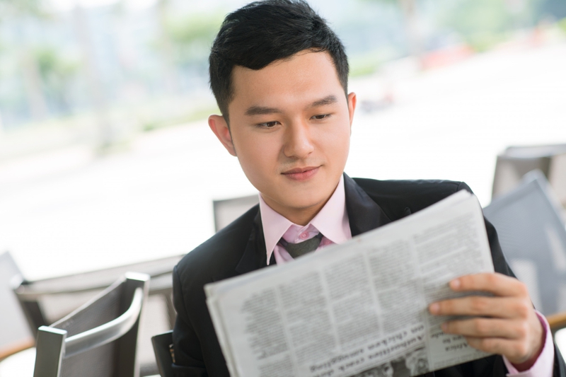 Chàng trai, đọc báo 10