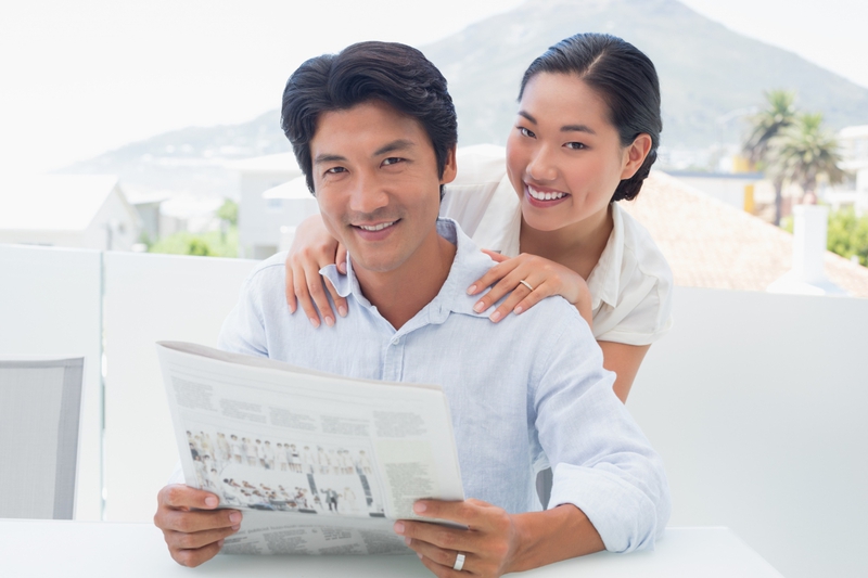 Chàng trai, cô gái, đọc báo 5