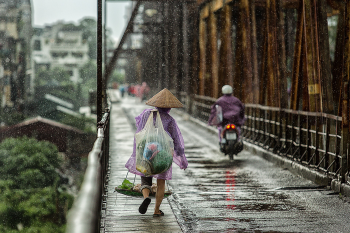 Cầu, con người, hàng rong, mưa - season-4559795_1920