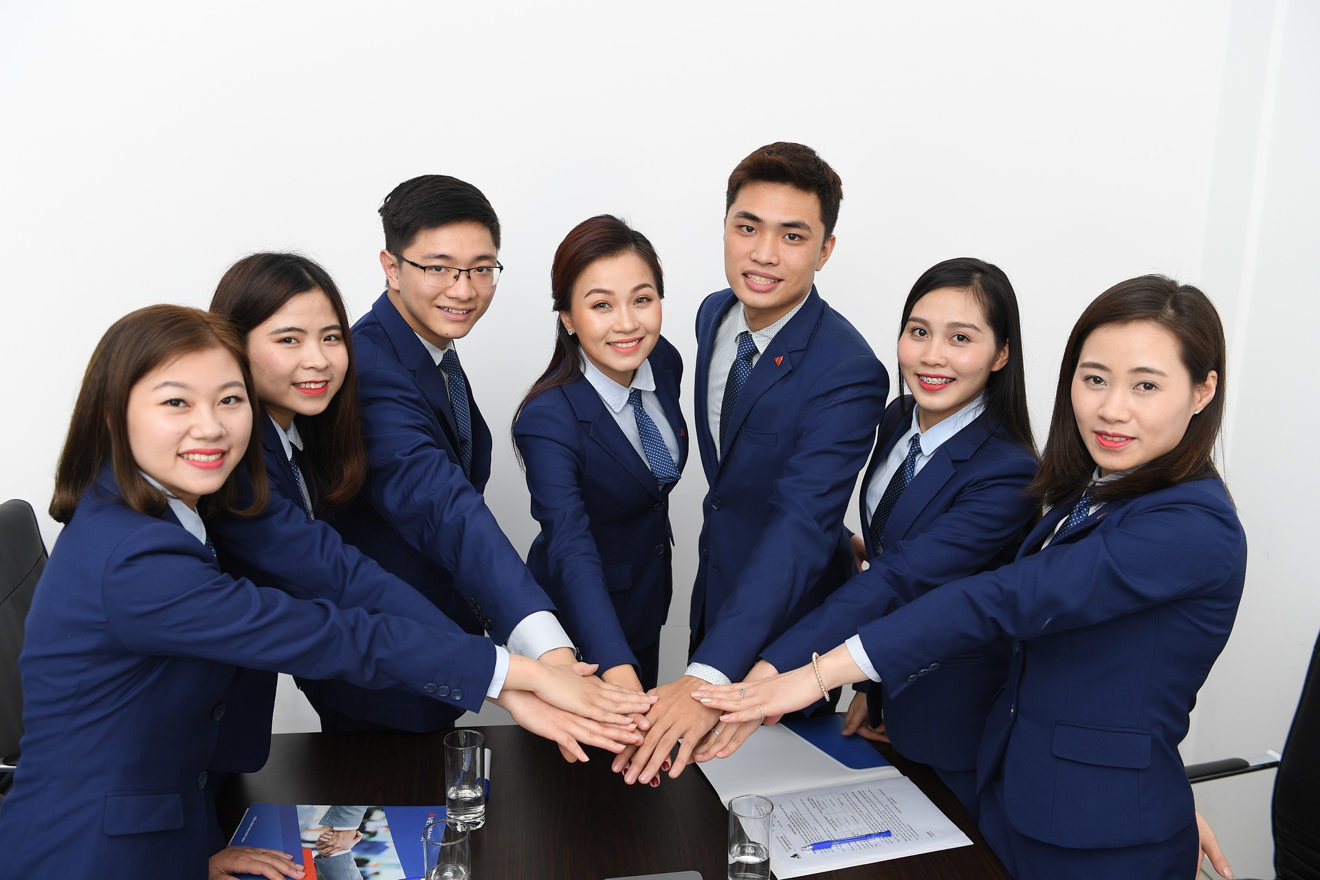 Nắm tay, bắt tay, hợp tác, teamwork - huydesign