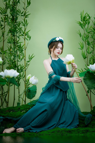 Con gái, cô gái, girl, áo tứ thân, hoa sen, Việt Nam - RingoStudio