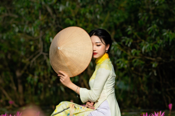Con gái, cô gái, girl, áo dài, nón lá, Việt Nam - RingoStudio