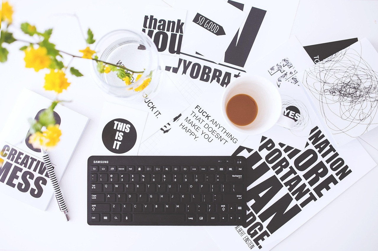 Bàn học, máy tính, bàn làm việc, desk, table, laptop, office - kaboompics