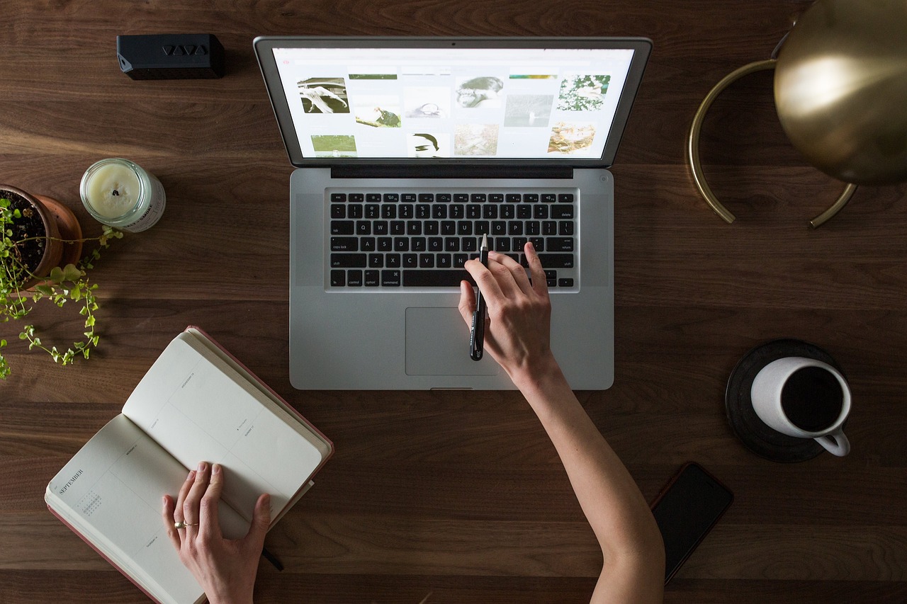 Bàn học, máy tính, bàn làm việc, desk, table, laptop, office- StockSnap