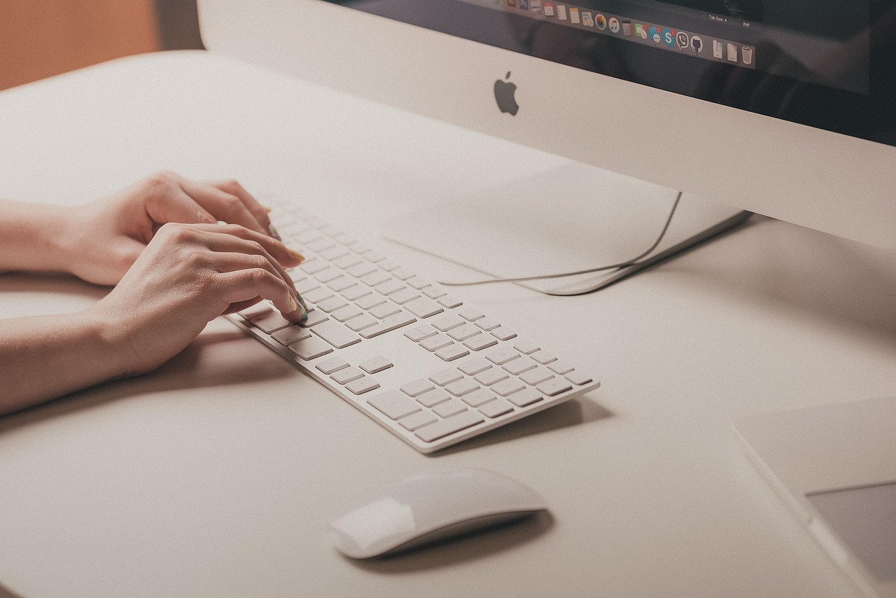 Bàn học, máy tính, bàn làm việc, desk, table, laptop - Pexels (2)