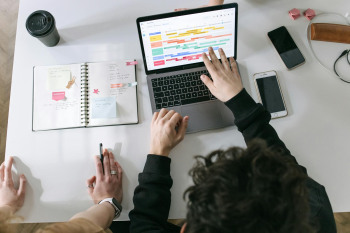 Bàn học, máy tính, bàn làm việc, desk, table, laptop - Ivan Samkov