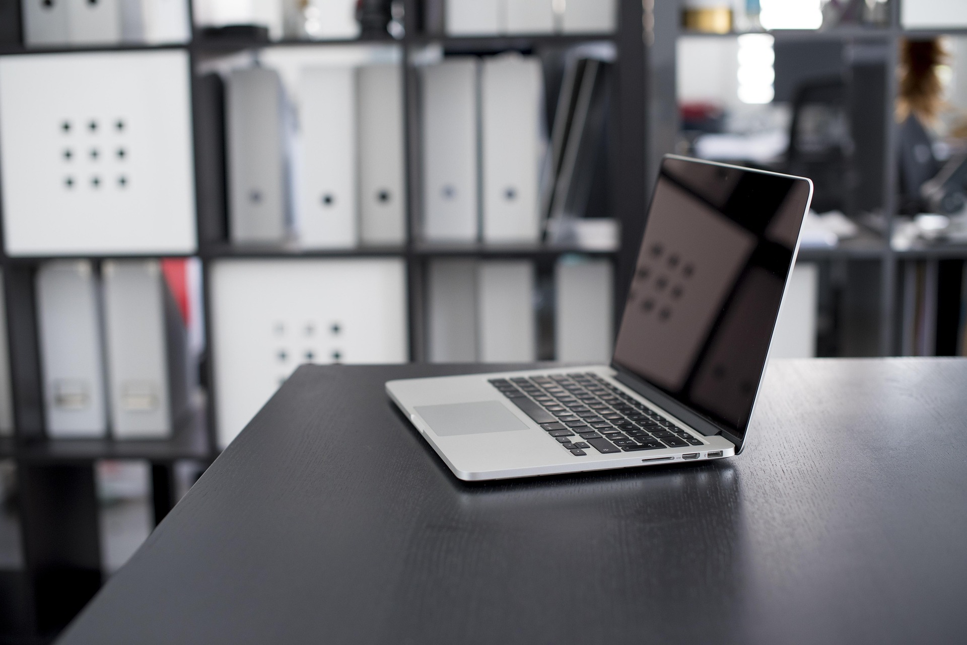 Bàn học, máy tính, bàn làm việc, desk, table, laptop - Pexels 1