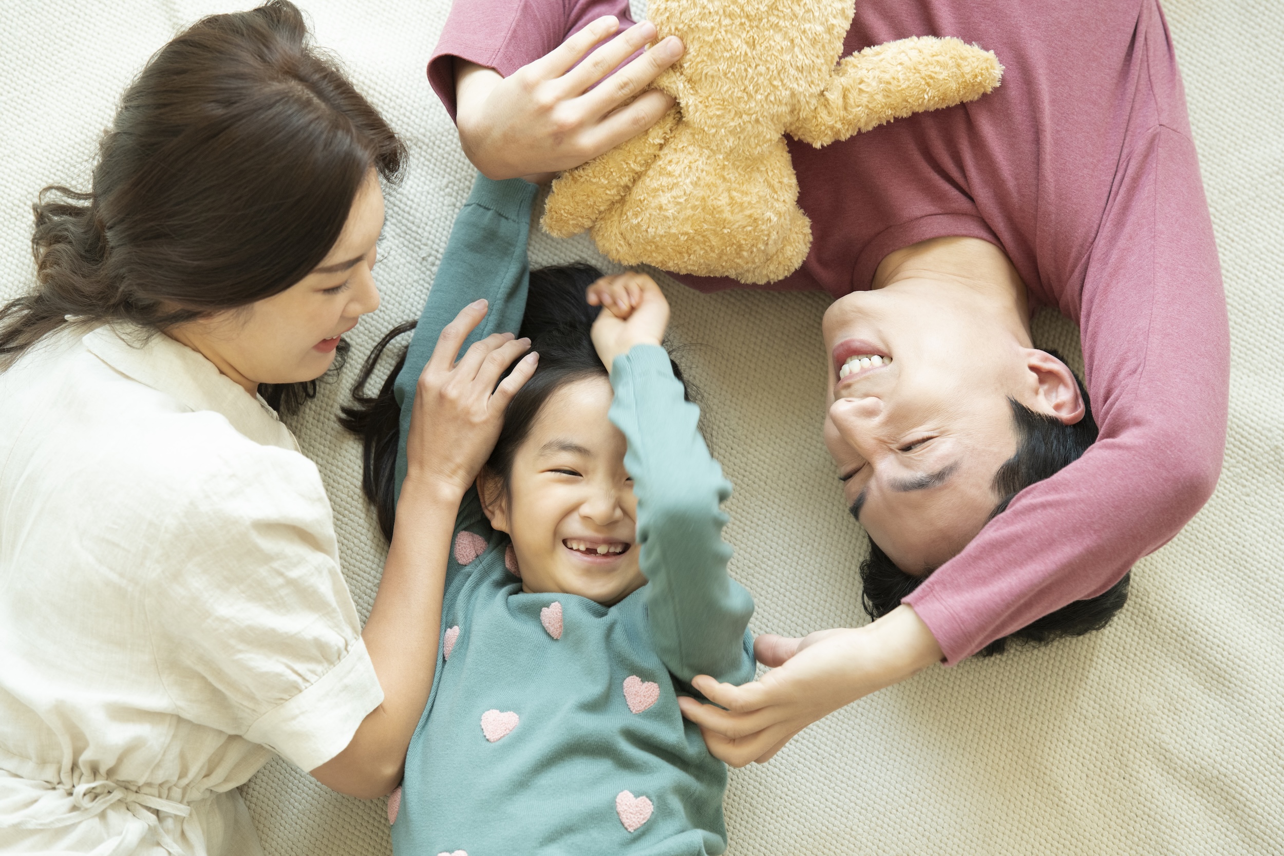 Gia đình, family, bố mẹ con, parents and child, nụ cười, smile, sự gắn kết, bond, hạnh phúc, happines - xframe.io