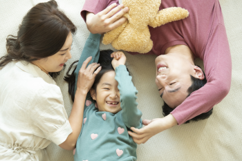 Gia đình, family, bố mẹ con, parents and child, nụ cười, smile, sự gắn kết, bond, hạnh phúc, happines - xframe.io