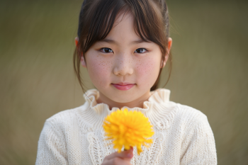 Bé gái, girl, hoa bồ công anh, dandelion, chân dung, portrait, ánh sáng tự nhiên, natural light