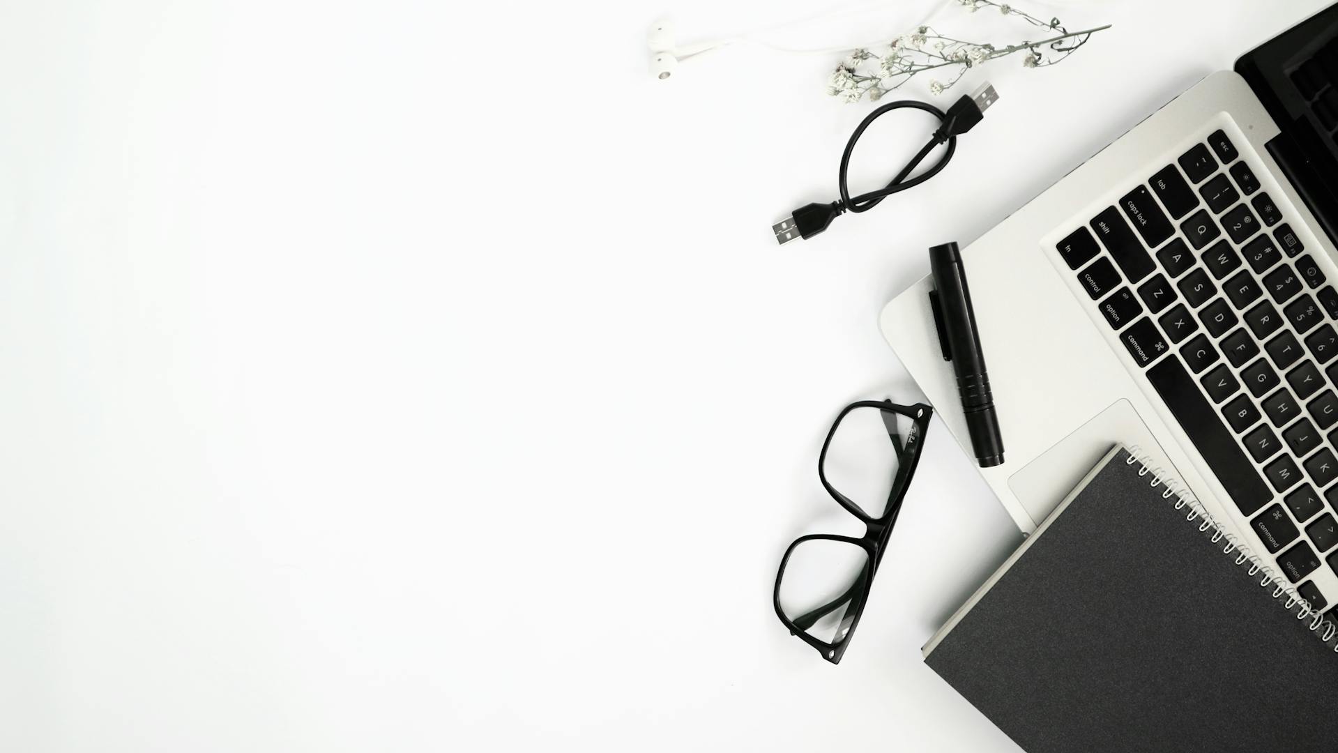 Văn phòng, office, bàn làm việc, bàn, desk, tài liệu, folder, laptop, máy tính - abdul a