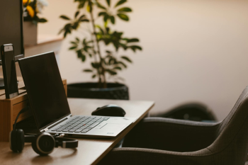 Văn phòng, office, bàn làm việc, bàn, desk, tài liệu, folder, laptop, máy tính - Devon Pankiw