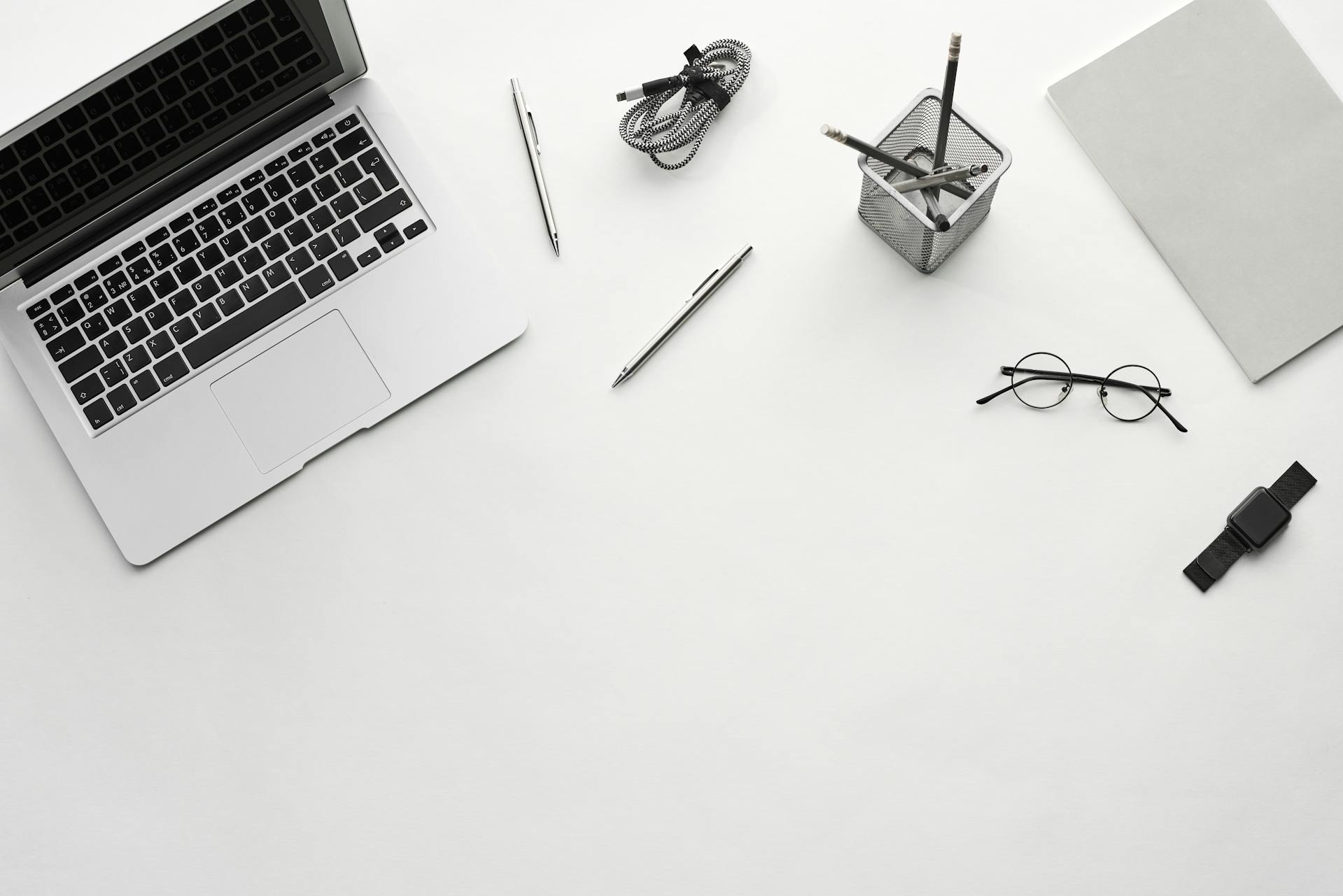 Văn phòng, office, bàn làm việc, bàn, desk, tài liệu, folder, laptop, máy tính - fauxels 1