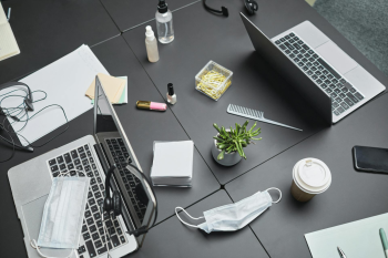 Văn phòng, office, bàn làm việc, bàn, desk, tài liệu, folder, laptop, máy tính - Jep Gambardella