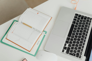 Văn phòng, office, bàn làm việc, bàn, desk, tài liệu, folder, laptop, máy tính - Kaboompics