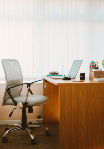 Văn phòng, office, bàn làm việc, bàn, desk, tài liệu, folder, laptop, máy tính - Lisa from Pexels
