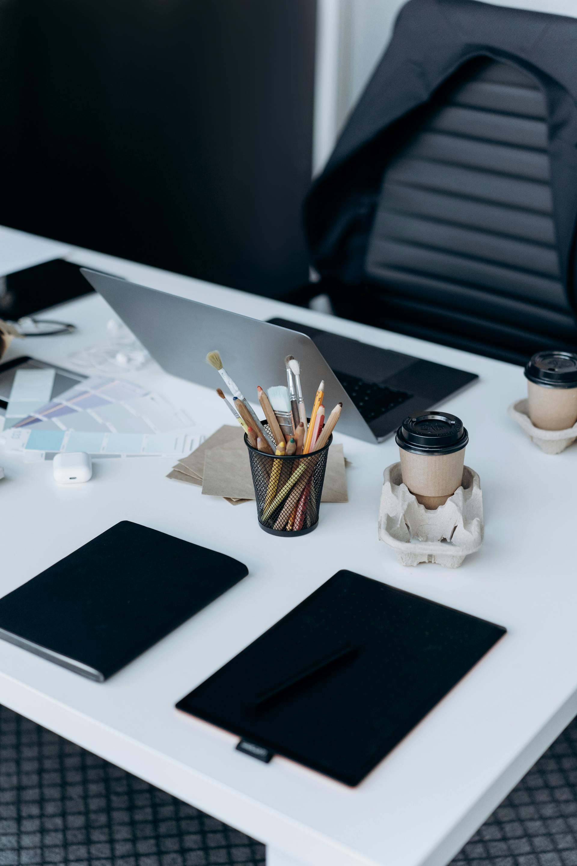 Văn phòng, office, bàn làm việc, bàn, desk, tài liệu, folder, laptop, máy tính - Mikhail Nilov