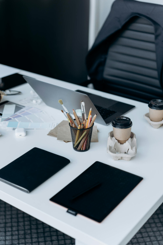 Văn phòng, office, bàn làm việc, bàn, desk, tài liệu, folder, laptop, máy tính - Mikhail Nilov