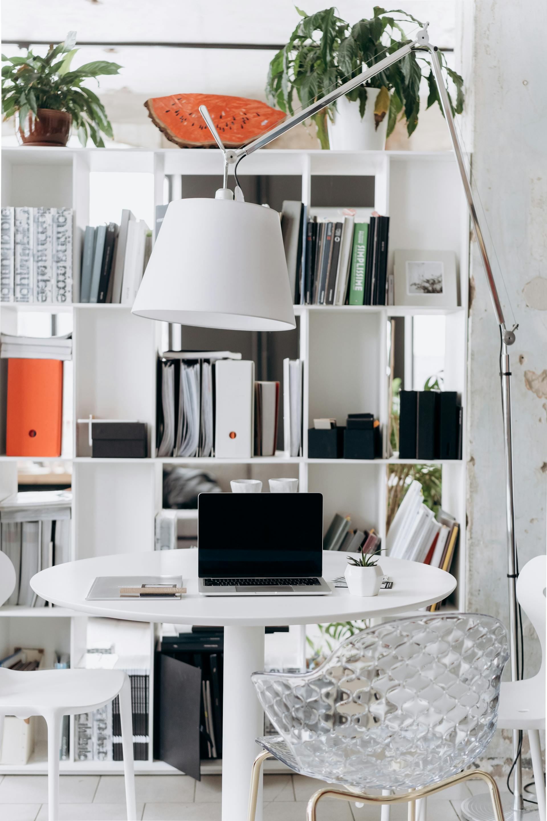 Văn phòng, office, bàn làm việc, bàn, desk, tài liệu, folder, laptop, máy tính - Mikhail Nilov 3