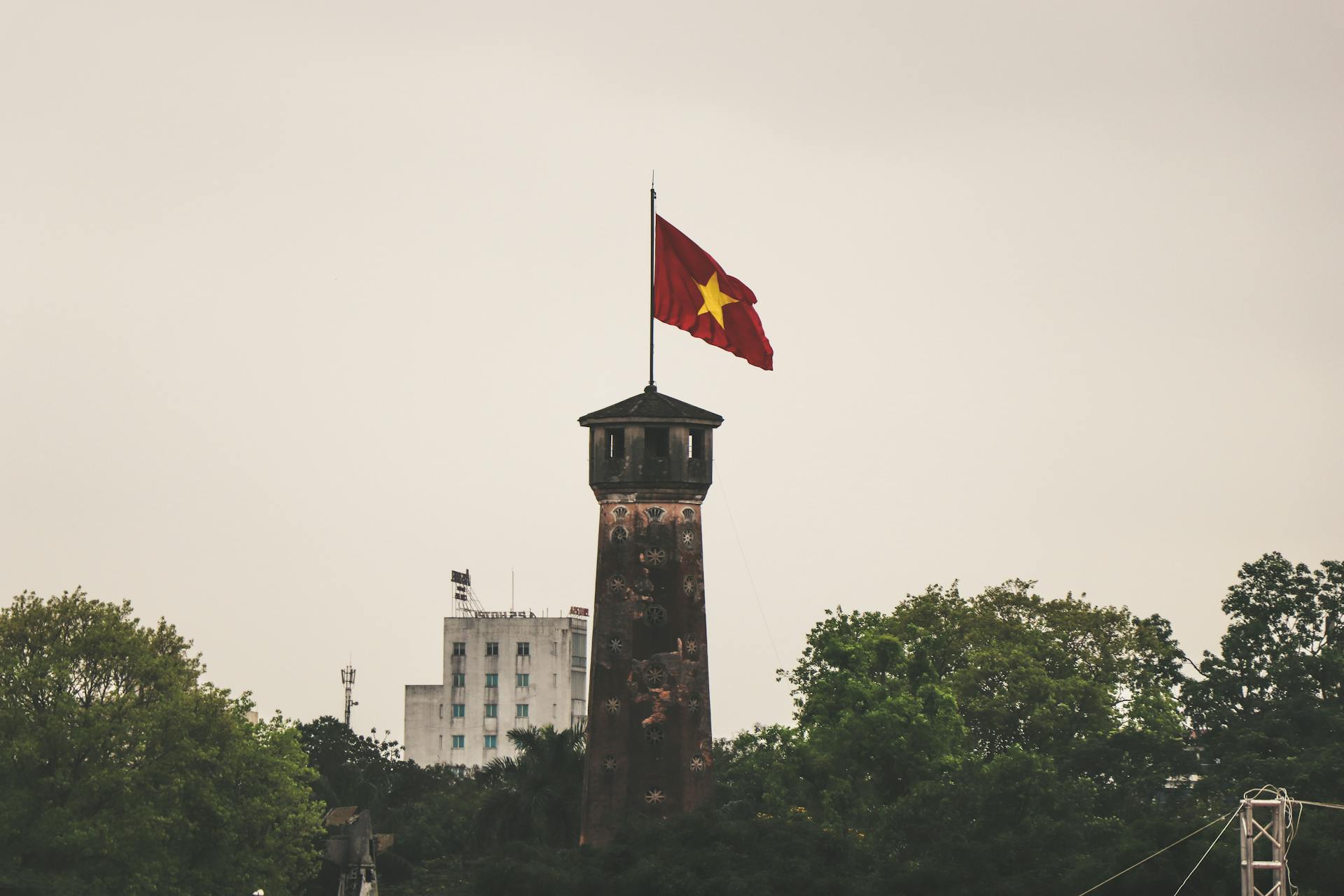 Cột cờ Hà Nội, Hanoi flag tower, cờ Việt Nam, Hà Nội, Hanoi, cây, tree, bầu trời, sky - Hugo Heimendinger