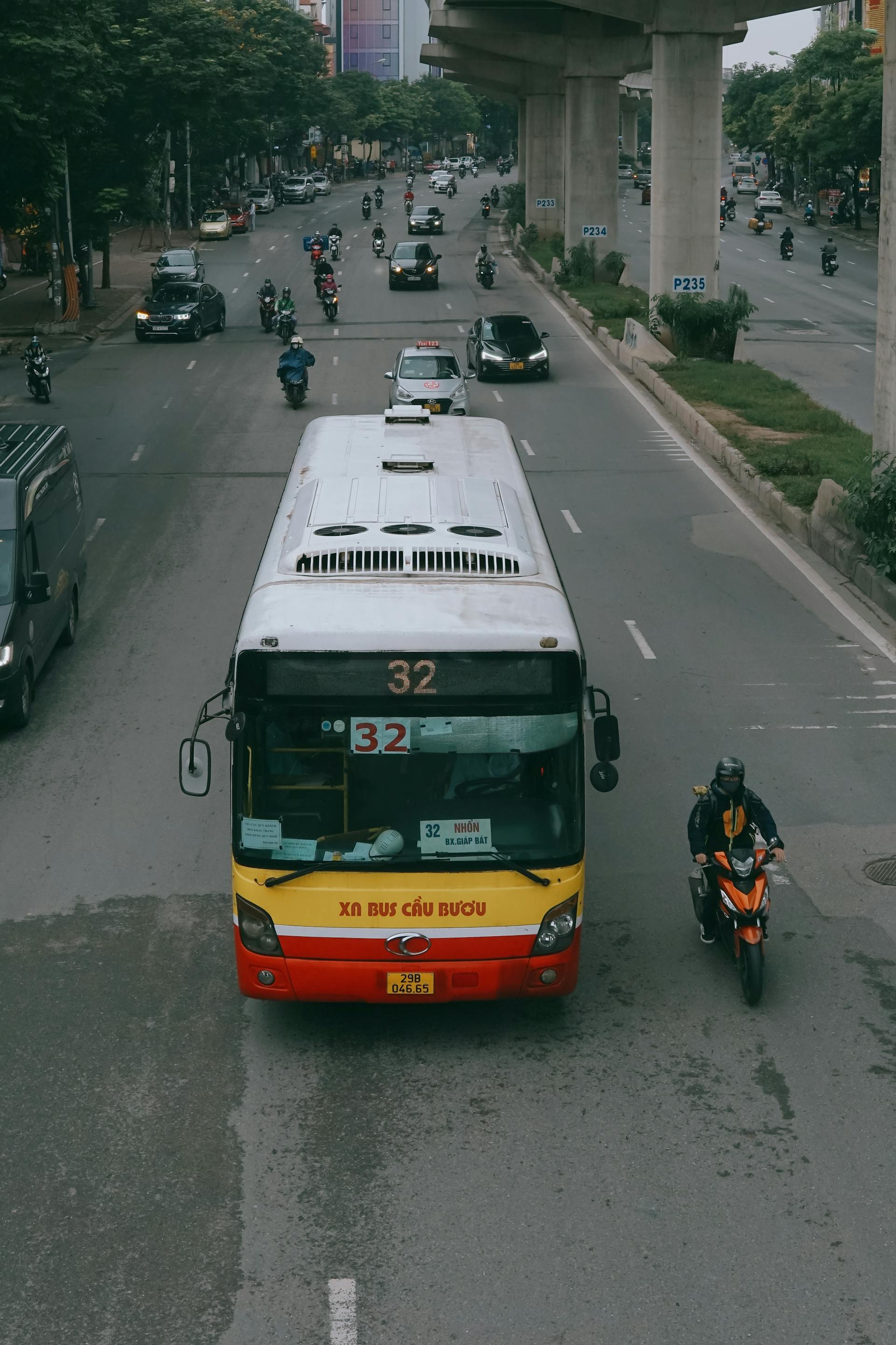 Xe buýt, bus, Hà Nội, Hanoi, Vietnam, Việt Nam, xe máy, motorbikes, ô tô, cars - Anh Tuan