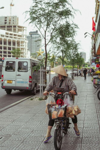 Xe đạp điện, electric bicycle, Hồ Chí Minh, Ho Chi Minh City, Vietnam, Việt Nam, nón lá, conical hat, xe tải nhỏ, van - Khanh Nguyen