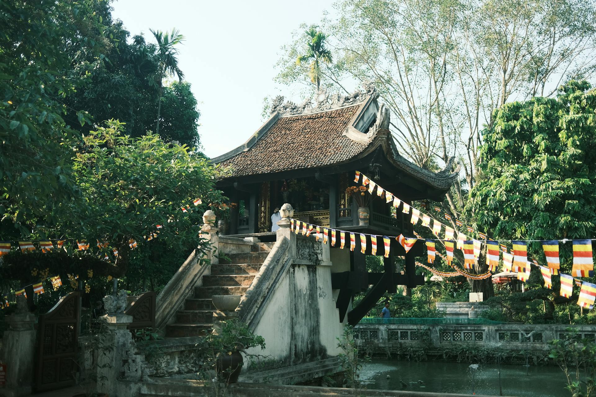 Chùa Một Cột, One Pillar Pagoda, Hà Nội, pagoda, ao sen, lotus pond, cờ phật giáo - Quý Nguyễn