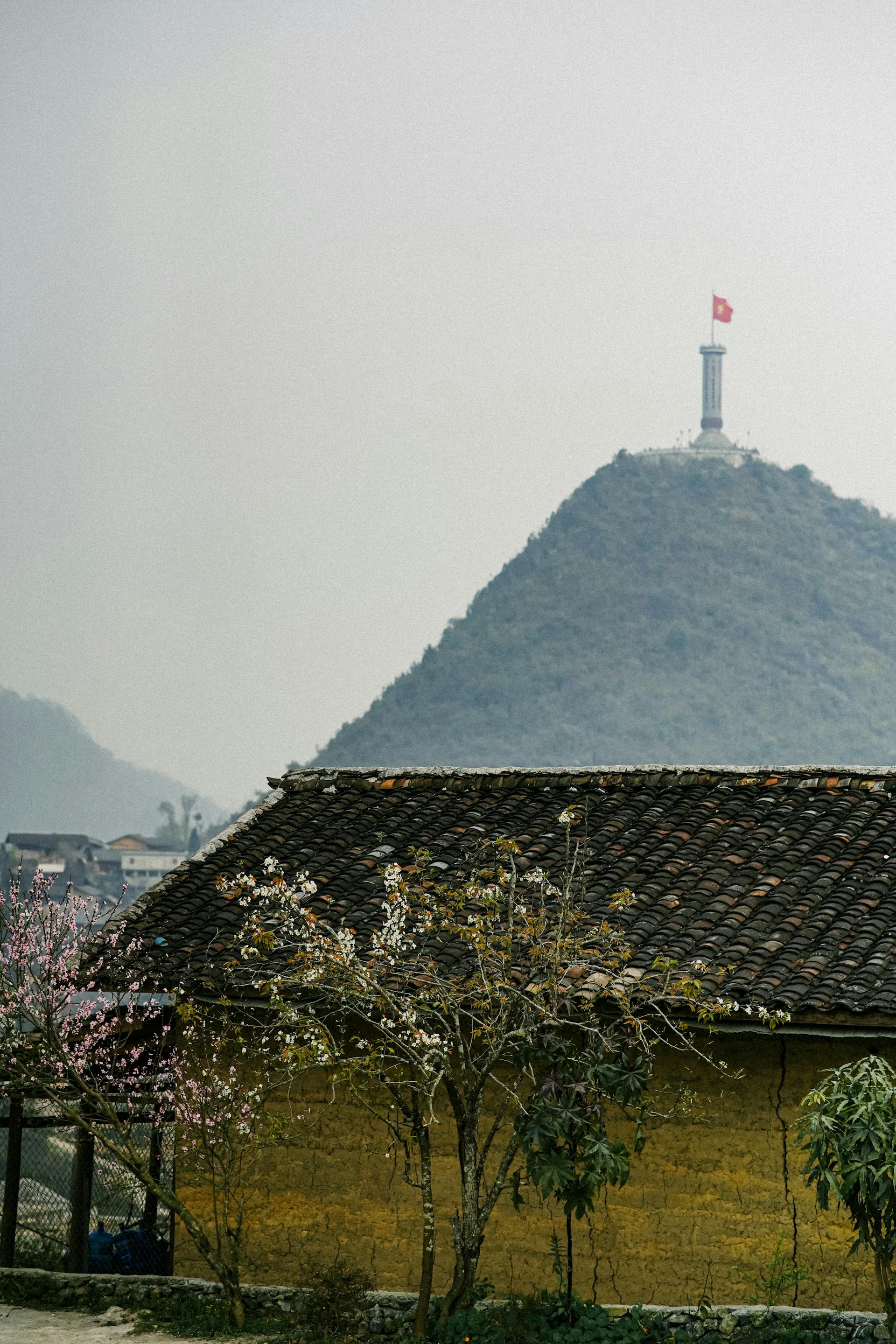 Cột cờ Lũng Cú, Lung Cu Flagpole, Hà Giang, Cờ Việt Nam, Nhà truyền thống, Traditional house, Núi, Mountain, Landscape - Hac Hai