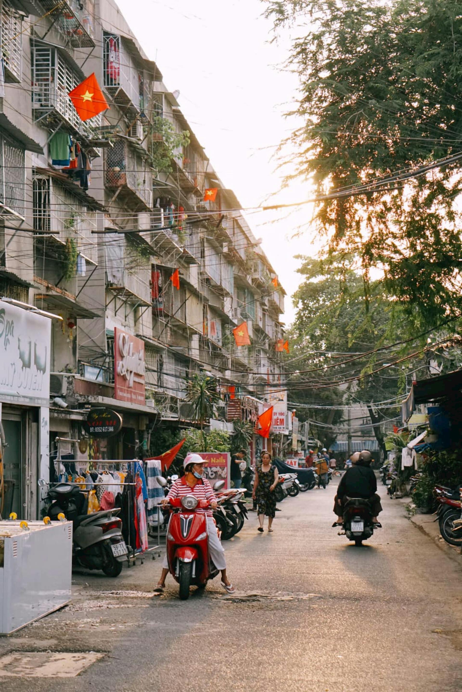 Phố cổ Hà Nội, Hanoi old quarter, Hà Nội, Hanoi, xe máy, motorbikes, người đi bộ, pedestrians - Huynh Duc
