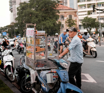 Xe máy bán hàng, food cart motorbike, người bán hàng rong, street vendor, Vietnam, Việt Nam - Hieu Minh