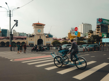 Chợ Bến Thành, Ben Thanh market, Hồ Chí Minh, Ho Chi Minh city, Vietnam, Việt Nam, xích lô, cyclo, người lái xích lô, cyclo driver, ô tô, cars - Vietnam Photographer