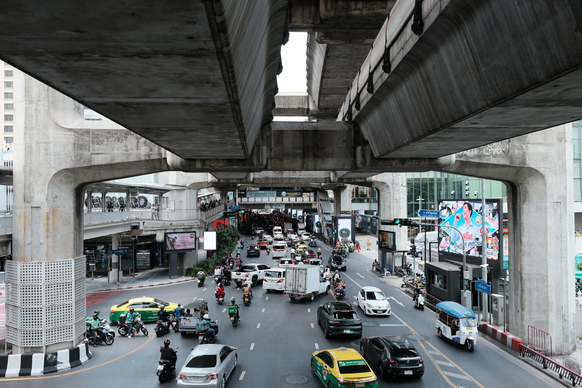 Xe máy, motorbikes, ô tô, cars, xe buýt, buses, Vietnam, Việt Nam - king Ho