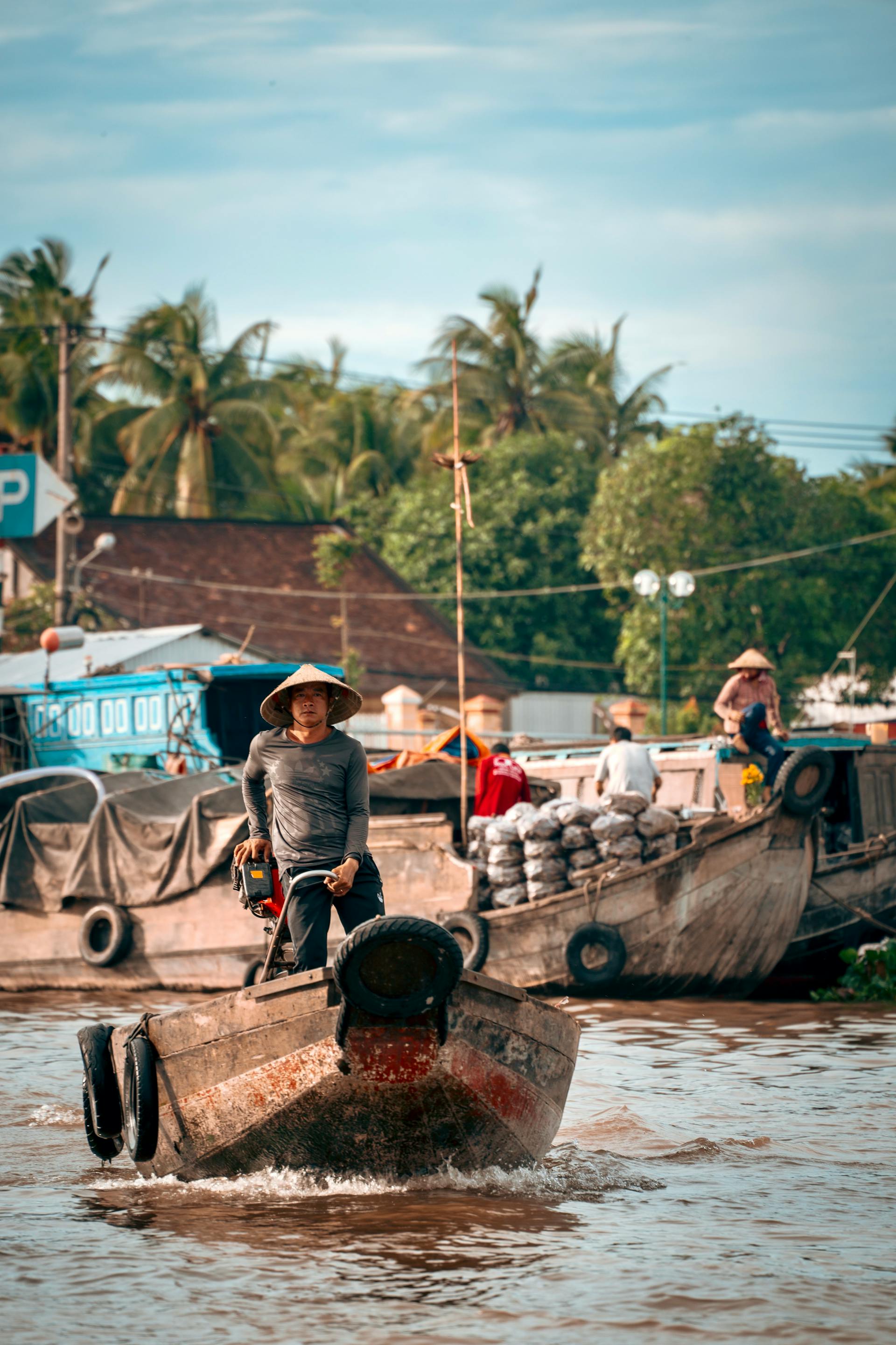 Thuyền, boat, sông, river, Việt Nam, Vietnam, nón lá, conical hat, người lái thuyền, boat operator, chợ nổi, floating market - maxed. RAW