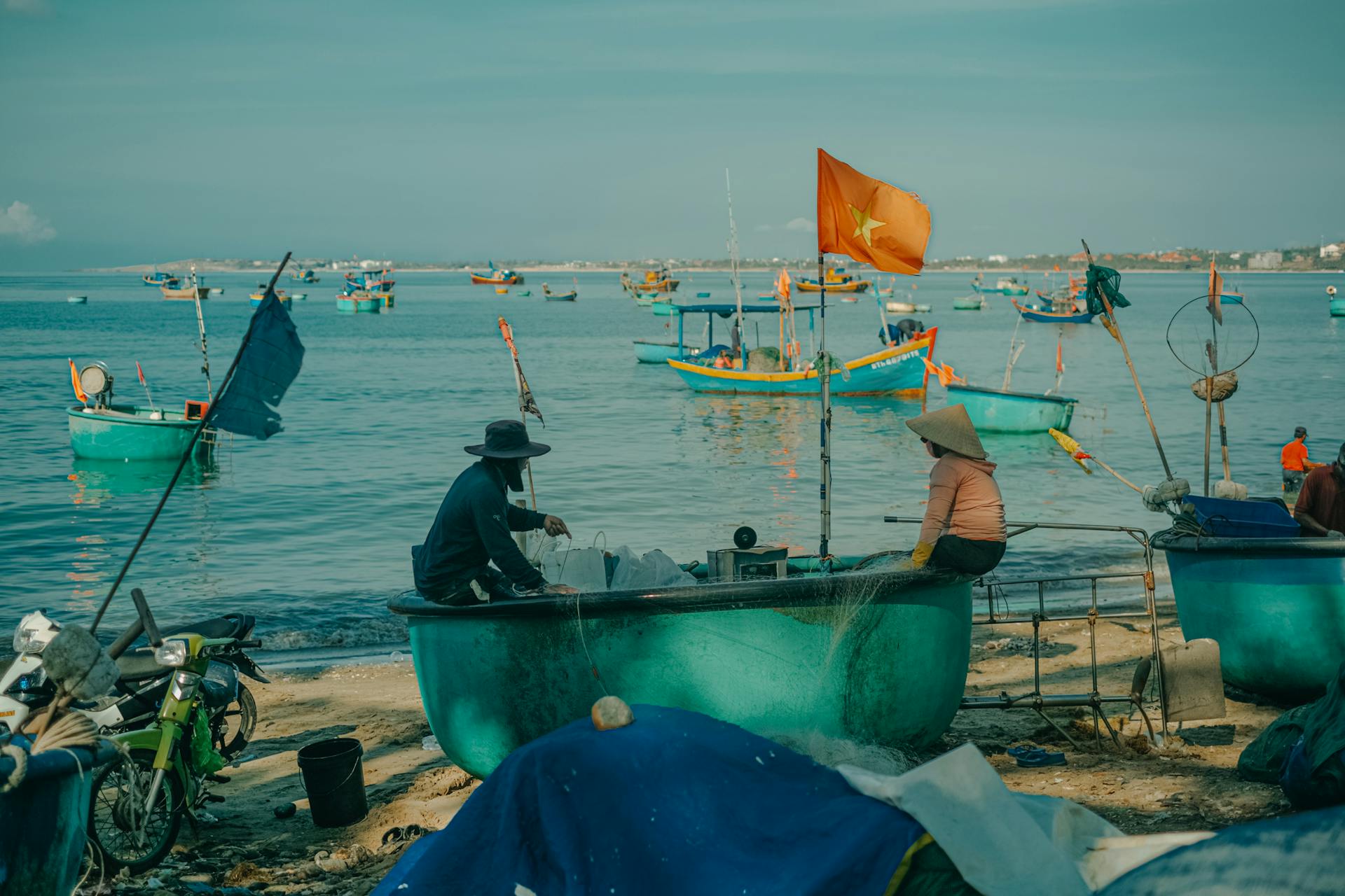 Thuyền đánh cá, fishing boat, thuyền thúng, basket boat, biển, sea, Việt Nam, Vietnam, ngư dân, fisherman - Pew Nguyen