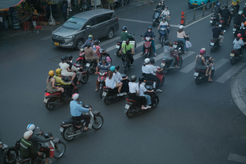Xe máy, motorbikes, ô tô, car, người đi xe máy, motorcyclists, Hồ Chí Minh, Ho Chi Minh City, Vietnam, Việt Nam - Pew Nguyen