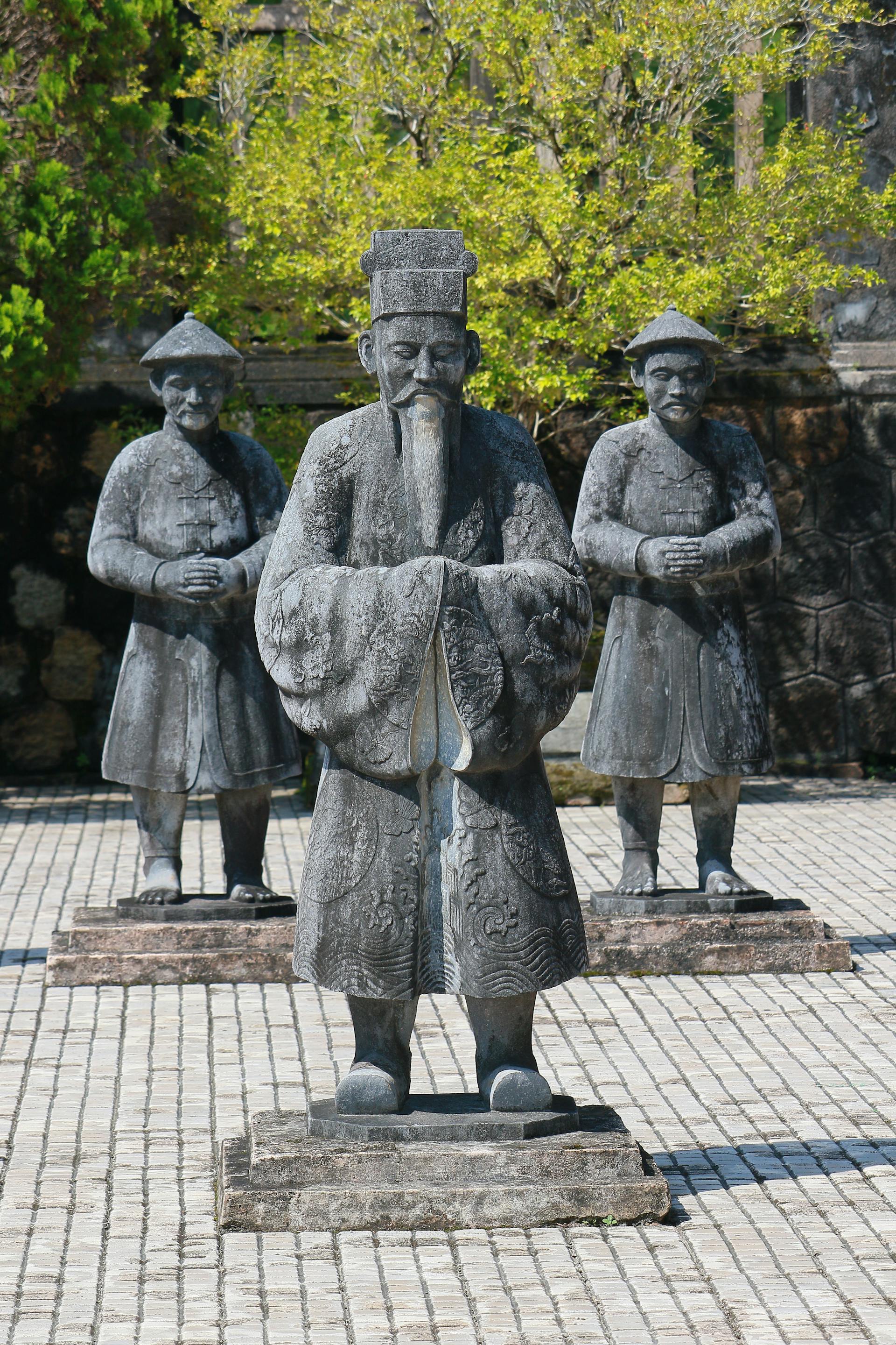 Lăng tẩm Huế, Hue royal tombs, tượng lính, soldier statues, tượng quan, mandarin statues - Pavithra Selvam