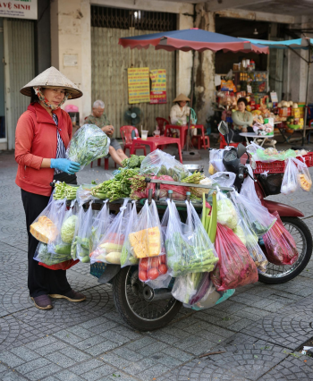 Xe máy, motorbike, người bán hàng rong, street vendor, Việt Nam, Vietnam, rau củ quả, vegetables and fruits - Pexels User Lund