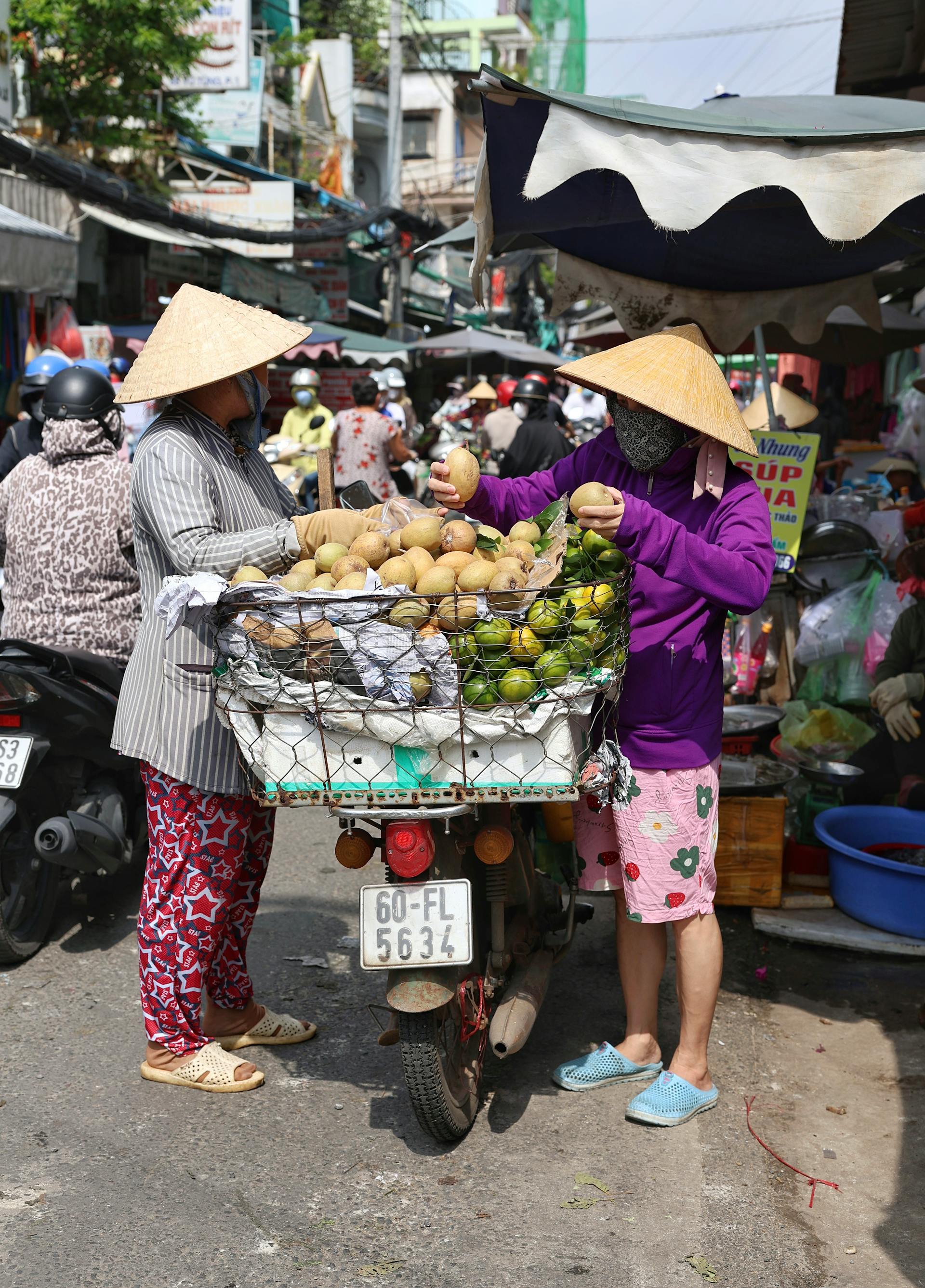 Xe máy bán hàng, food cart motorbike, người bán hàng rong, street vendor, Vietnam, Việt Nam, nón lá, conical hat - Pexels User Lund
